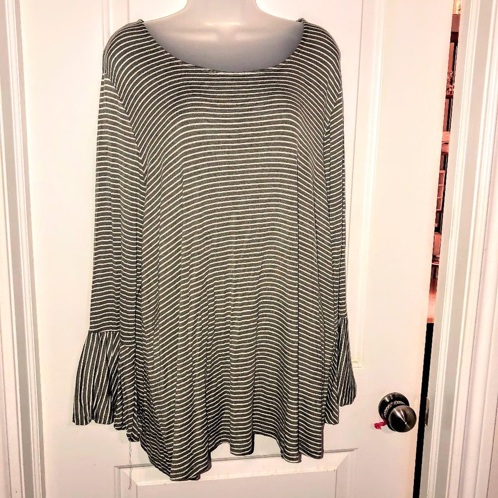 Ruffled balloon sleeved NWOT striped top